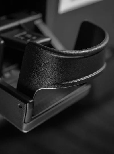 portabicchieri-estraibile-e-numerosi-vani-porta-oggetti